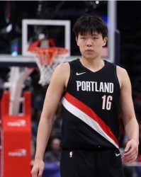 乐鱼体育-杨瀚森NBA生涯季后赛首胜：全场遭弃用躺赢 回主场后能否登场？