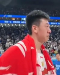 乐鱼体育-王少杰全场得到2分4篮板1盖帽，赛后球员握手致意时泪洒赛场